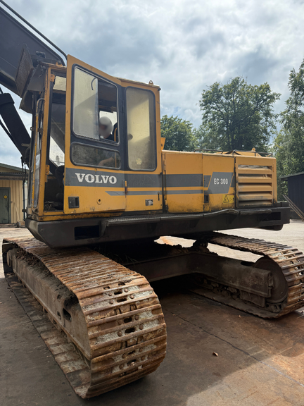 Demonterat fordon Volvo EC300 Bandgrävare