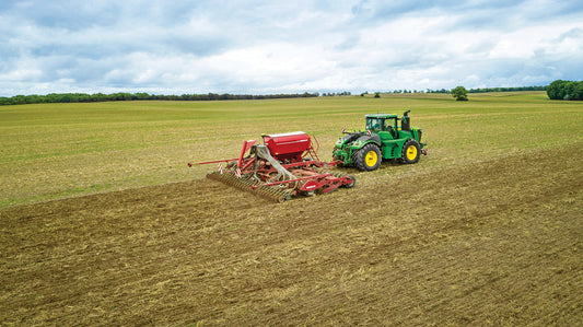 Traktor plöjer fält