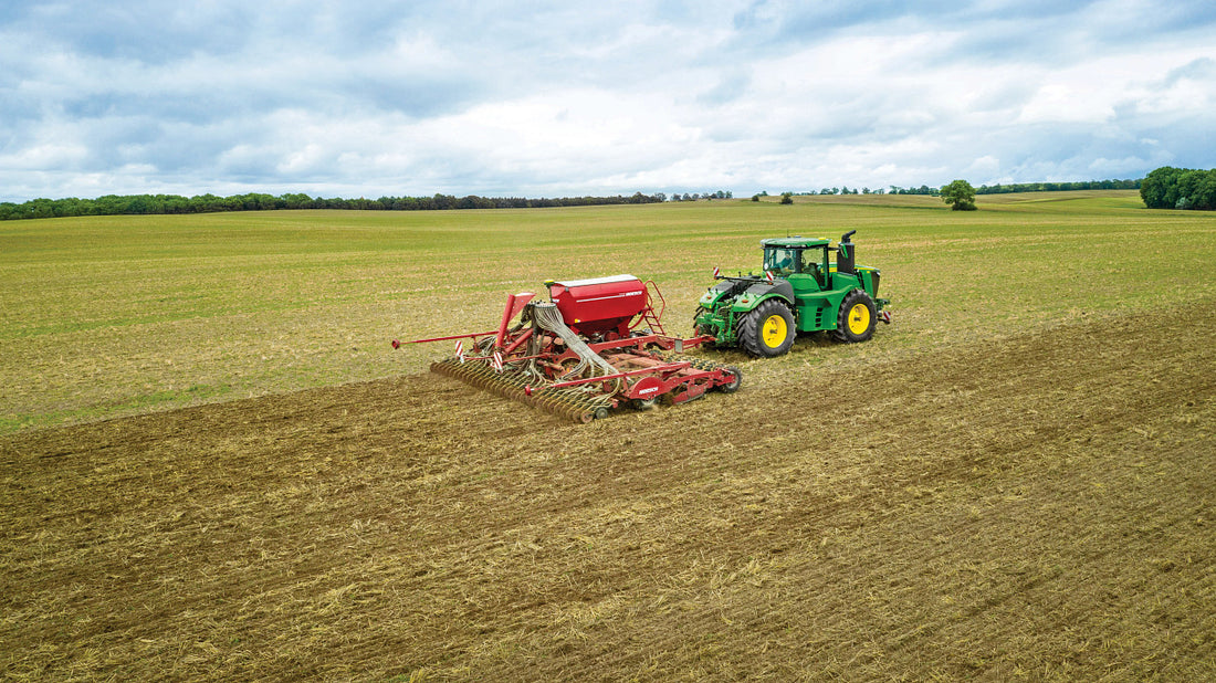 Traktor plöjer fält