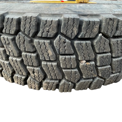 Däck på fälg. däcket är trasigt | Cat IT38H