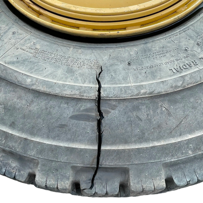 Däck på fälg. däcket är trasigt | Cat IT38H