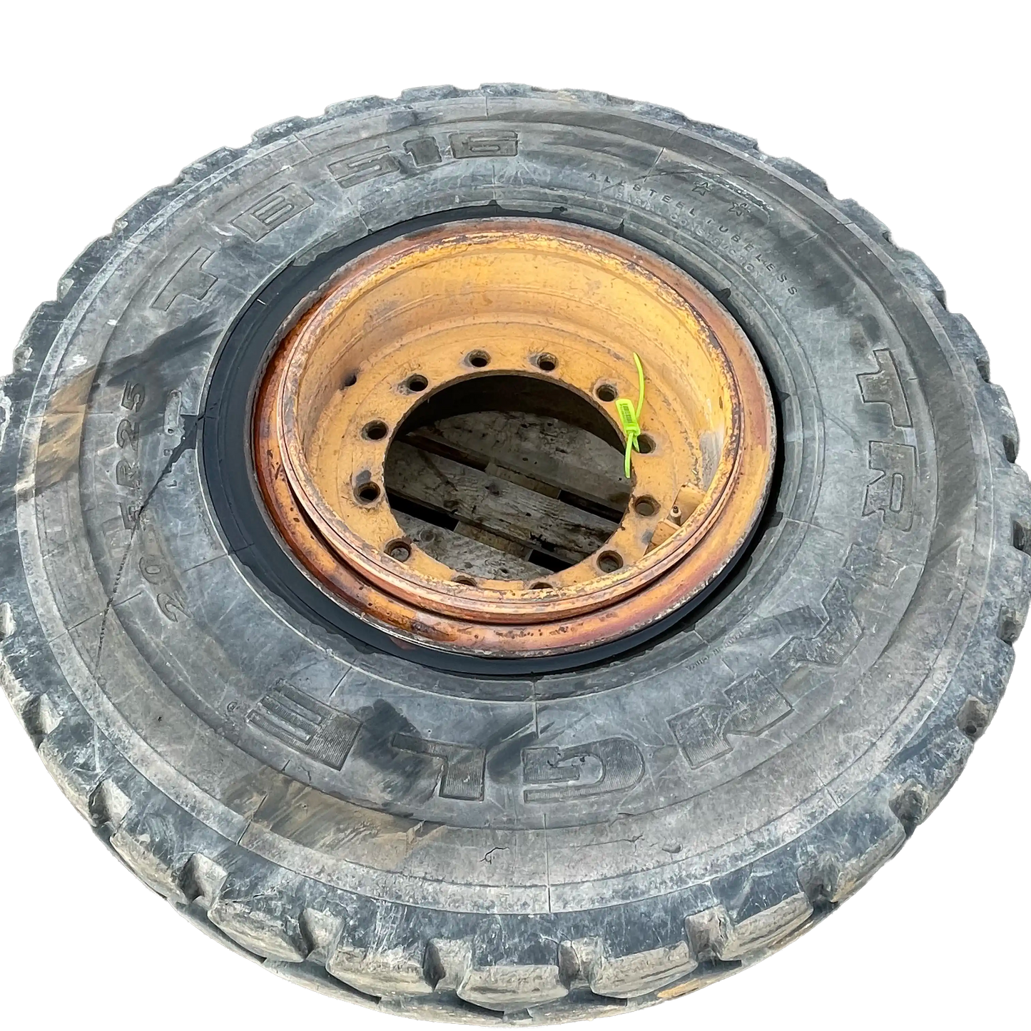 Däck på fälg. däcket är trasigt | Ljungby 1322