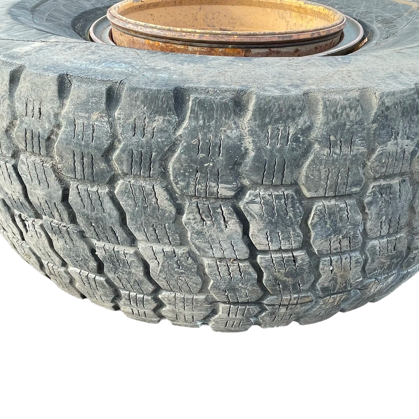 Däck på fälg.  däcket är trasigt | Ljungby 1322