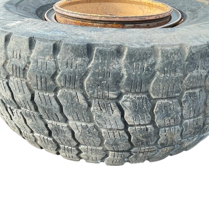 Däck på fälg.  däcket är trasigt | Ljungby 1322