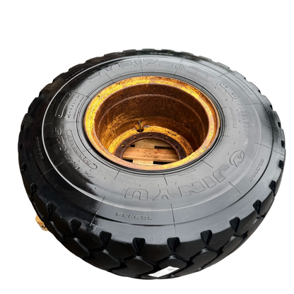 Däck med fälg 20,5x25 | 92490 | Volvo L90C