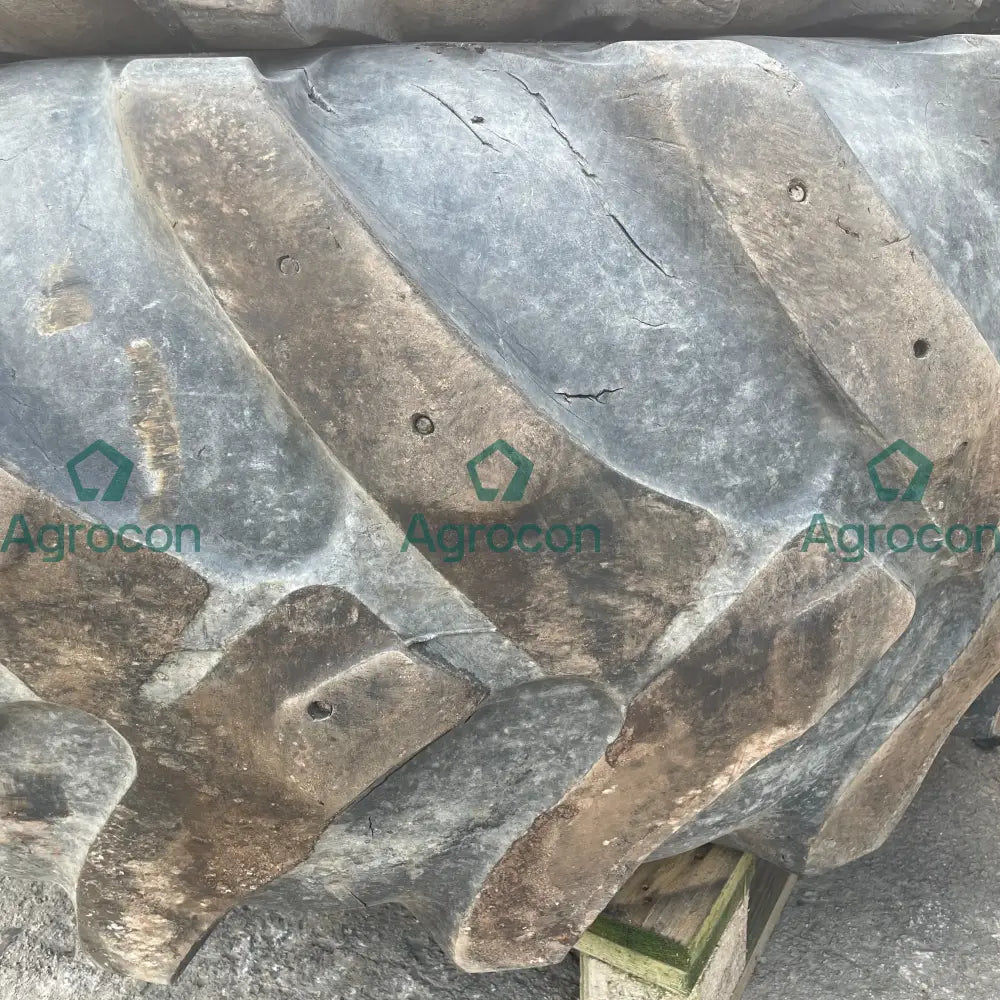 Däck på fälg 600/65-34 vänster bak 10% mönster | Huddig 1160D Fälg och däck