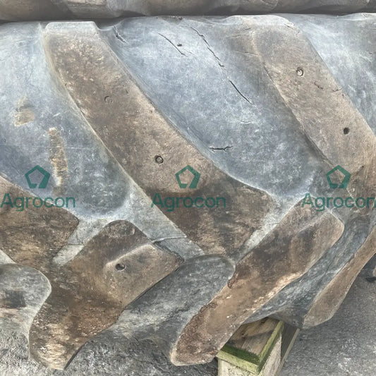 Däck på fälg 600/65-34 vänster bak 10% mönster | Huddig 1160D Fälg och däck