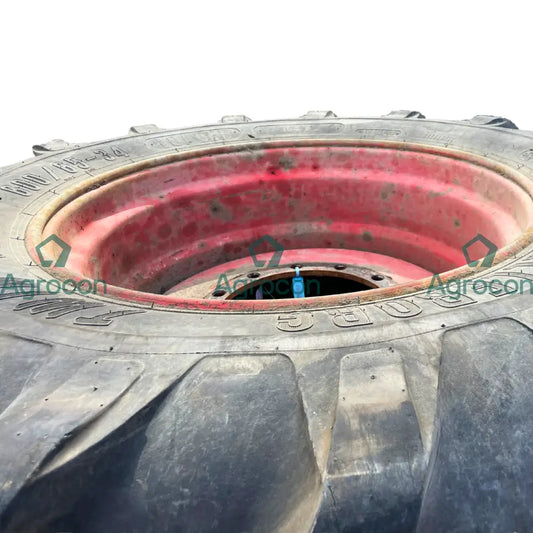 Däck på fälg 600/65-34 vänster fram 50% mönster | Huddig 1160D Fälg och däck